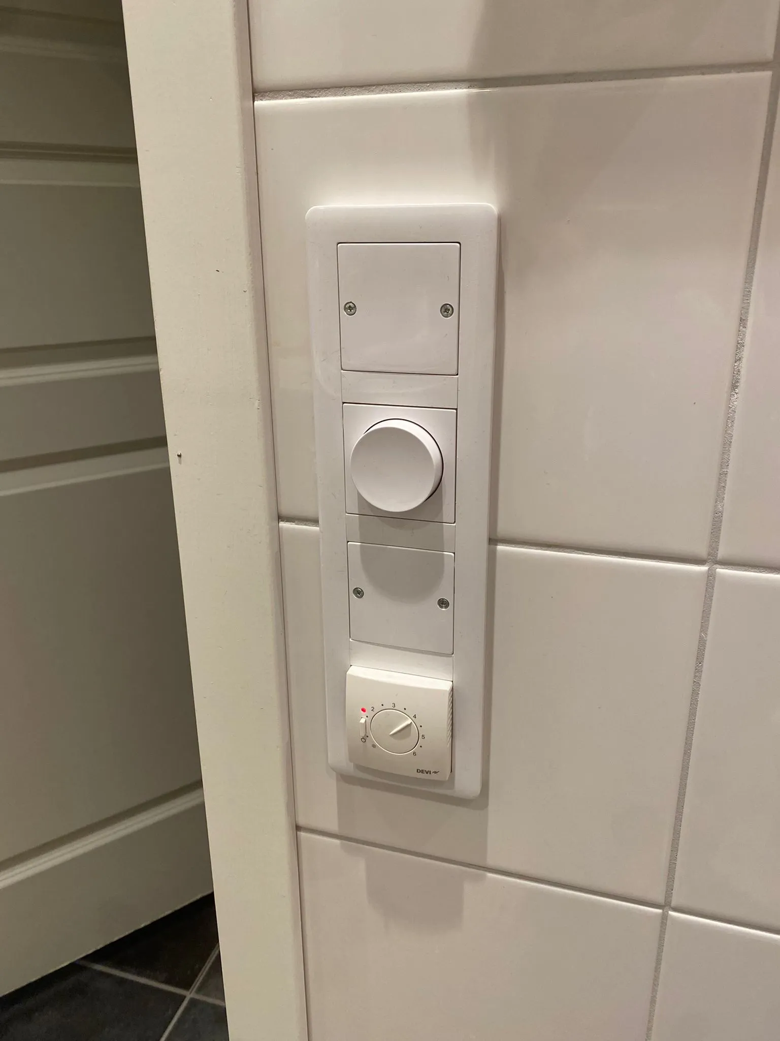 Dimmer och strömbrytare installation